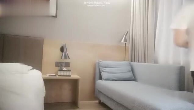 【精品国产】白皙长腿外围妹，脱光沙发上疯狂蹂躏，看表情已经好久没有被男人干高潮了